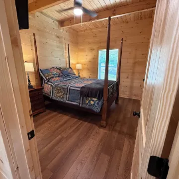 Brand new cabin with HOT TUB, Dock & Lake Access Отели в г. Джонсон