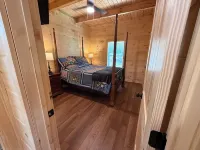 Brand new cabin with HOT TUB, Dock & Lake Access