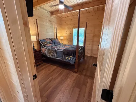 Brand new cabin with HOT TUB, Dock & Lake Access Отели в г. Джонсон