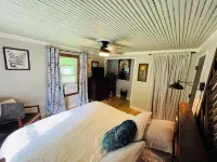 Charming 1940s Cottage Updated-Creek Front-Fire Pit Hotels in Mitchell County
