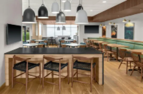 諾沃克萬楓酒店及套房 沃倫縣酒店