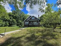 Remodeled bungalow with 1st flr bedrooms!