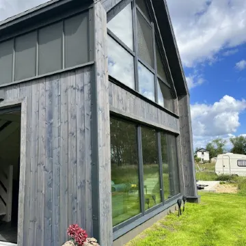 Gemütliches Holzhaus mit Garten nah am Wasser, Hundefreundlich Отели в г. Полицкий повят