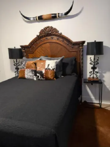 Perfect Location/Walk 2 Baylor/ Minutes away from Downtown/FreeParking /Gym/Pool Hotels in Deep Ellum