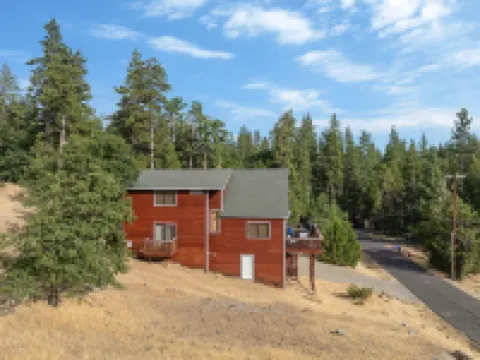 Prasad Retreat - Sunny Home W/ Deck & Air Hockey 3 Bedroom Home by Bear Valley Vacation Rentals Hotels in Arnold