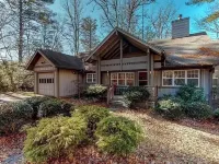 Just Renovated, 2.8 miles to Downtown Highlands, Easy Access Hotels near Sunrise Rock by Highlands-Cashiers Land Trust
