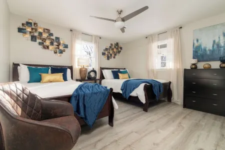 Cozy Retreat Close to Downtown + Parking Отели в г. Грейам