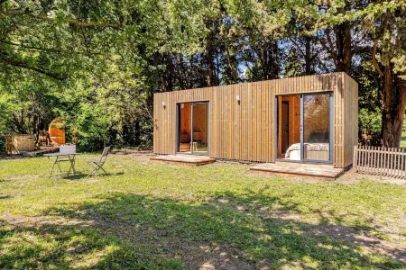 Tinyhouse & bees: an unusual stay in Provence