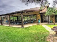 6-bedroom Lodge on 12 acres in Concan, Texas.  Swimming pool & hot tub. Hotels in Concan