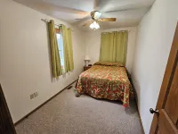 Charming 3-bedroom house in Pleasant Lakeview with AC, WiFi