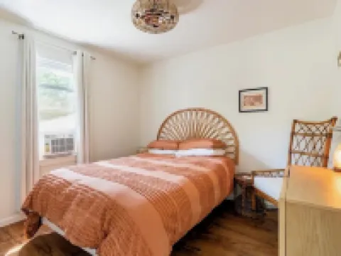 Charming Lakeside 2-bedroom cottage in lovely Alburgh, VT Hotels in Alburgh