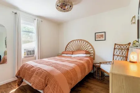 Charming Lakeside 2-bedroom cottage in lovely Alburgh, VT Отели в г. Олбург