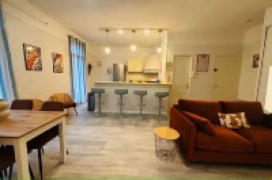 New near train station air conditioning and 3-star balcony