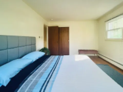 Sleeps 12/Mid-Century Cool/Minutes to Stadium