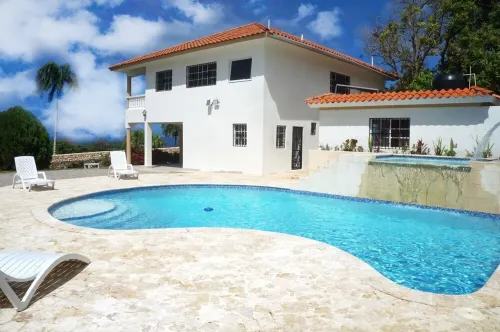 Luxurious 5-bedroom villa with WiFi, Pool, Jacuzzi and AC enchanting Cabrera