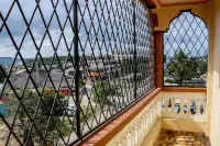 Surreal scenery of mountains and nature.... available parking and conducive stay