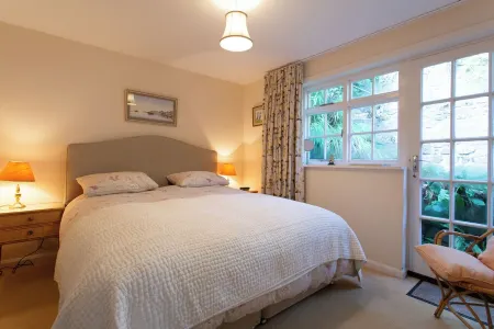 Cosy Cottage - Stunning Sea Views Over Coverack by Porthleven & Lizard Holidays Отели рядом с достопримечательностью «Housel Bay Beach»