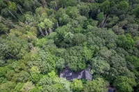 Secluded Retreat 5 Min from Mainstreet - Covered Deck - Fireplaces - New Updates