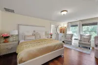 Luxury Modern Vacation House Hotels in Happy Valley