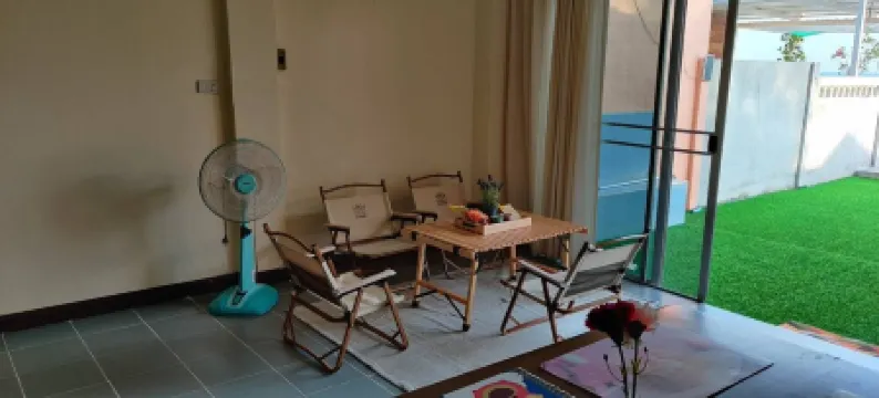 Cheerful Orange 2BR Townhouse 350m.to the beach near U-Tapao Airport