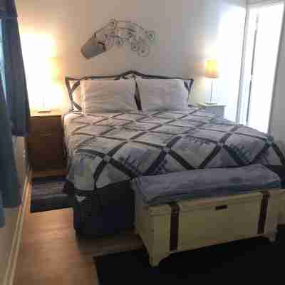 This condo is a stroll to the pier and 10 restaurants and 1.2 miles to beach! Rooms