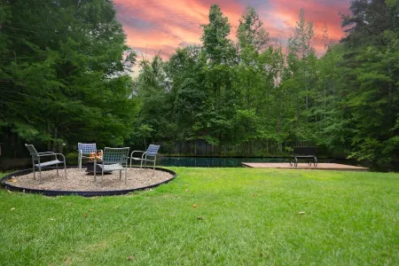 Stunning Earth Home with Private Pond Access - Unique Masterpiece Отели в г. Брокен Боу