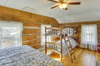 Historical Log Cabin on 80 Acres in Hartford! - Badekar