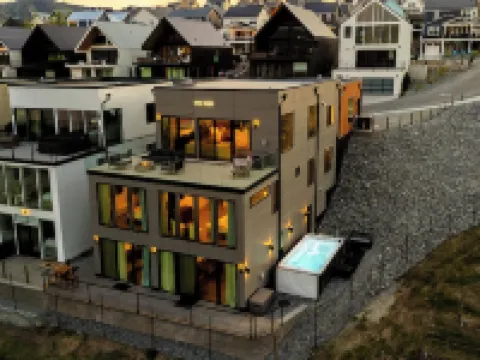 Ultra Luxury Chelan Lake House w/ Sauna, Steam Room, Cold Plunge, and Hot Tub Hotels in Chelan