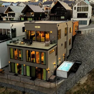 Ultra Luxury Chelan Lake House w/ Sauna, Steam Room, Cold Plunge, and Hot Tub