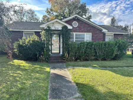 Private 3BR- Mins to Park Circle and I-26- Large Backyard