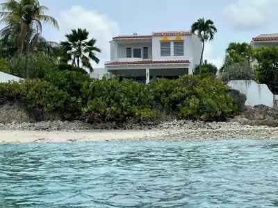 Beautiful oceanfront villa with beach and great house reef Hotels in 