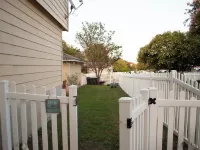 Family Pet Friendly 3-Bedroom Vintage Inspired House in Kyle - Plum Creek Hotels in Kyle