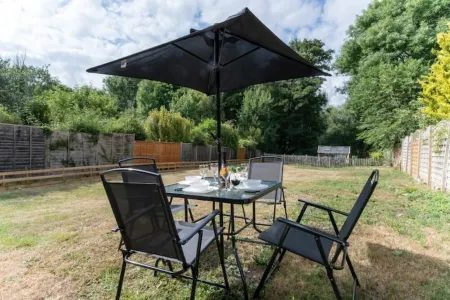 Beautiful 2 Bedroom House With Spacious Garden BBQ Отели в г. Уэстерем