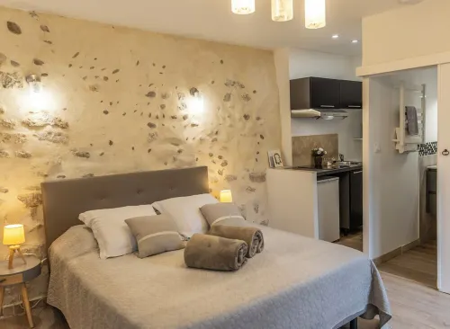 Charming modern apartment in a quiet Provencal house in Eyragues Alpilles