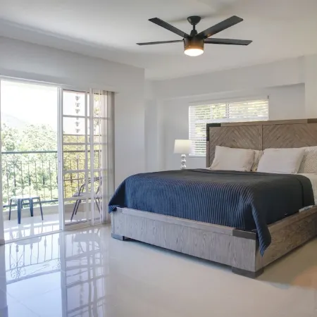 Come to enjoy this fully renovaded 3-bedroom apartment full of amenities.