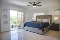 Come to enjoy this fully renovaded 3-bedroom apartment full of amenities. Hotels in 