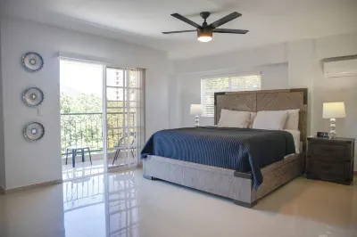 Come to enjoy this fully renovaded 3-bedroom apartment full of amenities. Hotel a 