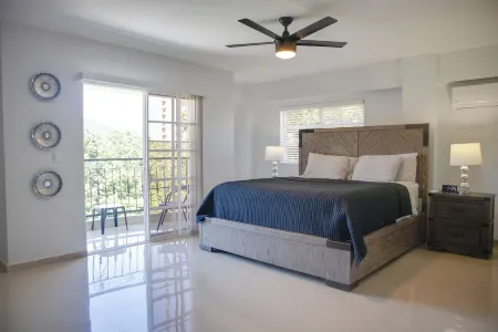 Come to enjoy this fully renovaded 3-bedroom apartment full of amenities.