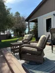 Cozy cottage with pond and lake views in charming Garden