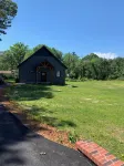 Charming studio in beautiful Hendersonville with AC, WiFi, hot tub & gated