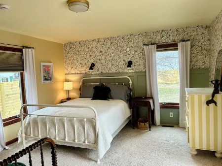 “The Stones Throw Chateau” Minutes to anywhere