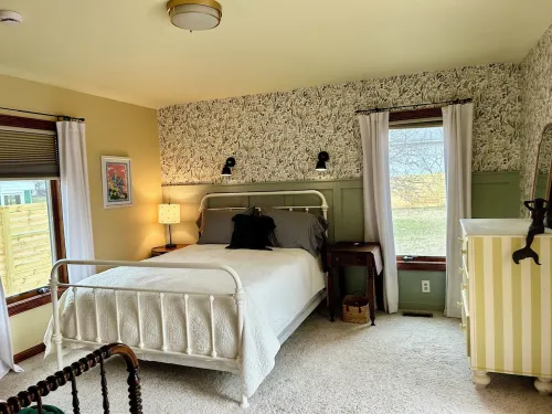 “The Stones Throw Chateau” Minutes to anywhere Hotels in Ganges Township