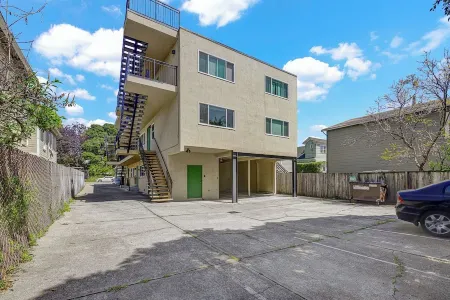 New2BR! Comfy Apt, Walk to UC Berkeley & Downtown with workspace, wifi & parking