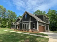 Private resort-style pool. Spacious new house 16 min to Jordan-Hare stadium.