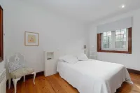 Second floor of house with enclosed property in Baiona. Hotels in Baiona