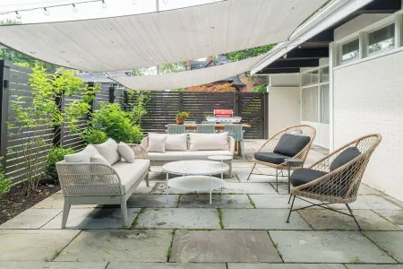 Cozy 2-bedroom house in charming Kingston with AC, WiFi Отели в г. Кингстон