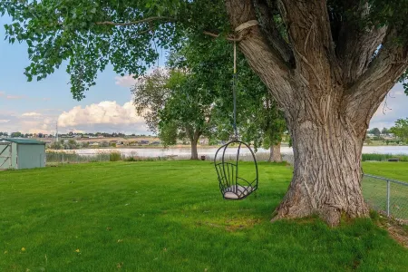 Lakefront 4-bedroom house with AC, WiFi in parklike setting on Moses Lake.