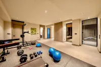 Mansion with elevator, housekeeper, breakfast