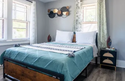 Charming 3-bedroom house in enchanting Decatur with WiFi, AC the Glass House附近的飯店