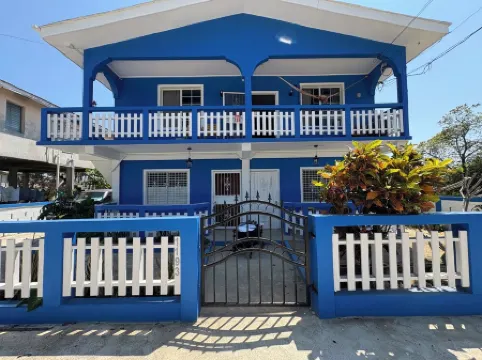 Charming 2-bedroom house with AC, WiFi in adorable Dangriga